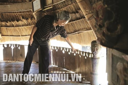 Già làng Bh'riu Pố đã dành nhiều tâm huyết truyền dạy điêu khắc cho thế hệ trẻ người Cơ-tu. Ảnh: Nam Sương Già làng Bh’ríu Pố với những tác phẩm điêu khắc được trang trí ở nhà Gươl thôn Arớh, xã Lăng, huyện Tây Giang. Ảnh: Nam Sương Già làng Bh’ríu Pố đã nhận được nhiều bằng khen và giấy khen của huyện Tây Giang và tỉnh Quảng Nam vì những đóng góp cho việc bảo tồn, gìn giữ văn hóa truyền thống của người Cơ-tu. Ảnh: Nam Sương Già làng Bh'riu Pố đã dành nhiều tâm huyết truyền dạy điêu khắc cho thế hệ trẻ người Cơ-tu. Ảnh: Nam Sương Già làng Bh’ríu Pố với những tác phẩm điêu khắc được trang trí ở nhà Gươl thôn Arớh, xã Lăng, huyện Tây Giang. Ảnh: Nam Sương Già làng Bh’ríu Pố đã nhận được nhiều bằng khen và giấy khen của huyện Tây Giang và tỉnh Quảng Nam vì những đóng góp cho việc bảo tồn, gìn giữ văn hóa truyền thống của người Cơ-tu. Ảnh: Nam Sương