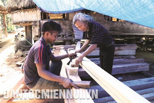 Già làng Bh'riu Pố đã dành nhiều tâm huyết truyền dạy điêu khắc cho thế hệ trẻ người Cơ-tu. Ảnh: Nam Sương Già làng Bh’ríu Pố với những tác phẩm điêu khắc được trang trí ở nhà Gươl thôn Arớh, xã Lăng, huyện Tây Giang. Ảnh: Nam Sương Già làng Bh’ríu Pố đã nhận được nhiều bằng khen và giấy khen của huyện Tây Giang và tỉnh Quảng Nam vì những đóng góp cho việc bảo tồn, gìn giữ văn hóa truyền thống của người Cơ-tu. Ảnh: Nam Sương Già làng Bh'riu Pố đã dành nhiều tâm huyết truyền dạy điêu khắc cho thế hệ trẻ người Cơ-tu. Ảnh: Nam Sương Già làng Bh’ríu Pố với những tác phẩm điêu khắc được trang trí ở nhà Gươl thôn Arớh, xã Lăng, huyện Tây Giang. Ảnh: Nam Sương Già làng Bh’ríu Pố đã nhận được nhiều bằng khen và giấy khen của huyện Tây Giang và tỉnh Quảng Nam vì những đóng góp cho việc bảo tồn, gìn giữ văn hóa truyền thống của người Cơ-tu. Ảnh: Nam Sương