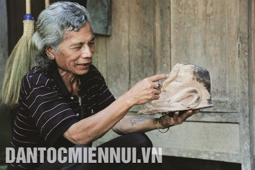 Già làng Bh'riu Pố là người luôn quan tâm tới việc bảo tồn nghệ thuật điêu khắc của người Cơ-tu. Ảnh: Nam Sương Già làng Bh'riu Pố là người luôn quan tâm tới việc bảo tồn nghệ thuật điêu khắc của người Cơ-tu. Ảnh: Nam Sương