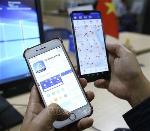 Người dân có thể cài đặt và sử dụng phần mềm trên điện thoại thông minh. Ảnh: Minh Quyết - TTXVN Người dân có thể cài đặt và sử dụng phần mềm trên điện thoại thông minh. Ảnh: Minh Quyết - TTXVN