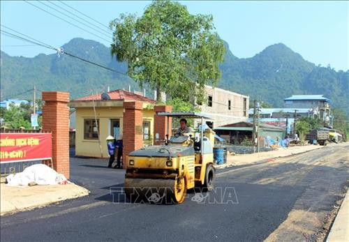Thi công hoàn thiện mặt đường nông thôn mới kiểu mẫu ở xã Bảo Cường, huyện Định Hóa Ảnh: Hoàng Nguyên - TTXVN