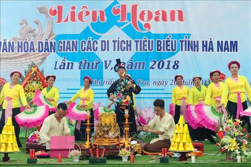 Nghệ nhân Phạm Hải Hậu, thủ nhang Đền Lảnh Giang biểu diễn tiết mục hầu đồng tại liên hoan. Ảnh Đại Nghĩa - TTXVN Nghệ nhân Phạm Hải Hậu, thủ nhang Đền Lảnh Giang biểu diễn tiết mục hầu đồng tại liên hoan. Ảnh Đại Nghĩa - TTXVN