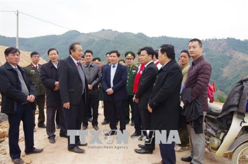 Phó Thủ tướng Thường trực Chính phủ Trương Hòa Bình chia sẻ những khó khăn với chính quyền huyện Đà Bắc nói riêng và tỉnh Hòa Bình nói chung bị ảnh hưởng nặng nề sau đợt mưa lũ vừa qua tại địa bàn xóm Lau Bai, xã Vầy Nưa, huyện Đà Bắc (Hòa Bình). Ảnh: Vũ Hà-TTXVN Phó Thủ tướng Thường trực Chính phủ Trương Hòa Bình chia sẻ những khó khăn với chính quyền huyện Đà Bắc nói riêng và tỉnh Hòa Bình nói chung bị ảnh hưởng nặng nề sau đợt mưa lũ vừa qua tại địa bàn xóm Lau Bai, xã Vầy Nưa, huyện Đà Bắc (Hòa Bình). Ảnh: Vũ Hà-TTXVN