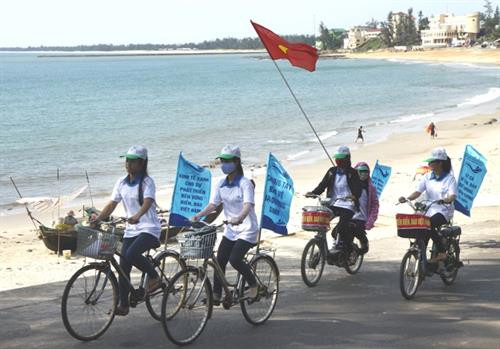 Đạp xe tuyên truyền về biển đảo tại thị trấn Cửa Tùng, huyện Vĩnh Linh, tỉnh Quảng Trị. Ảnh: Hồ Cầu - TTXVN Đạp xe tuyên truyền về biển đảo tại thị trấn Cửa Tùng, huyện Vĩnh Linh, tỉnh Quảng Trị. Ảnh: Hồ Cầu - TTXVN