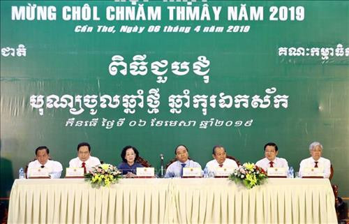 Thủ tướng Chính phủ Nguyễn Xuân Phúc cùng Đoàn công tác dự cuộc họp mặt mừng Tết cổ truyền Chôl Chnăm Thmây của đồng bào dân tộc Khmer Nam Bộ năm 2019. Ảnh: Thống Nhất - TTXVN Thủ tướng Chính phủ Nguyễn Xuân Phúc cùng Đoàn công tác dự cuộc họp mặt mừng Tết cổ truyền Chôl Chnăm Thmây của đồng bào dân tộc Khmer Nam Bộ năm 2019. Ảnh: Thống Nhất - TTXVN