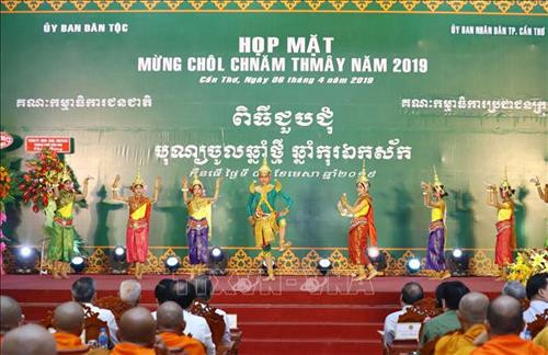 Tiết mục văn nghệ chào mừng. Ảnh: Thống Nhất – TTXVN Tiết mục văn nghệ chào mừng. Ảnh: Thống Nhất – TTXVN
