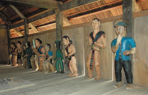 Tranh điêu khắc gỗ của người Cơ tu ảnh 1