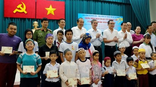 Phó Thủ tướng thường trực Trương Hòa Bình cùng các nhà tài trợ và thành viên ban tổ chức chương trình trao các suất học bổng cho con em đồng bào người Chăm trên địa thành phố. Ảnh: Thế Anh-TTXVN Phó Thủ tướng thường trực Trương Hòa Bình cùng các nhà tài trợ và thành viên ban tổ chức chương trình trao các suất học bổng cho con em đồng bào người Chăm trên địa thành phố. Ảnh: Thế Anh-TTXVN