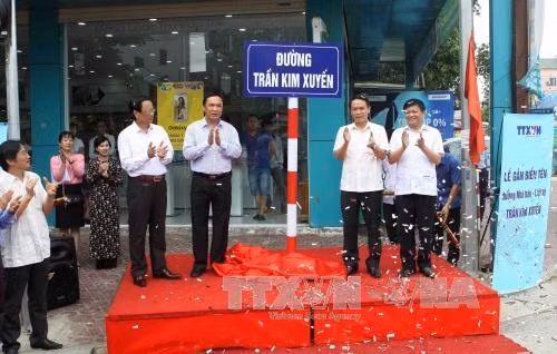 Đồng chí Nguyễn Đức Lợi, Ủy viên Trung ương Đảng, Tổng giám đốc TTXVN cùng các đại biểu thực hiện nghi thức gắn biển tên đường mang tên Nhà báo, Liệt sĩ Trần Kim Xuyến tại Hà Tĩnh . Ảnh: Thanh Tùng - TTXVN