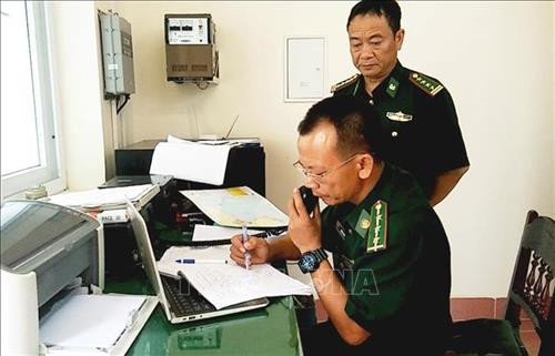 Thượng úy Dương Văn Hòa, Nhân viên báo vụ Đồn Biên phòng cửa khẩu Cảng Gianh liên lạc với tàu QB91124TS. Ảnh: Võ Dung - TTXVN