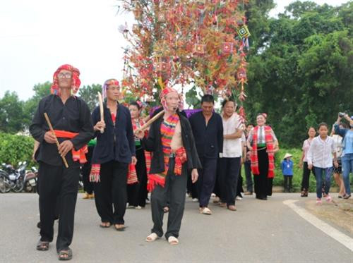 Lễ rước cây nêu (sắng chá) ra địa điểm tổ chức lễ hội.