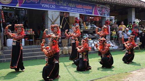 Đồng bào các dân tộc giới thiệu những điệu múa truyền thống tại phiên chợ. Ảnh: Hoàng Hải.