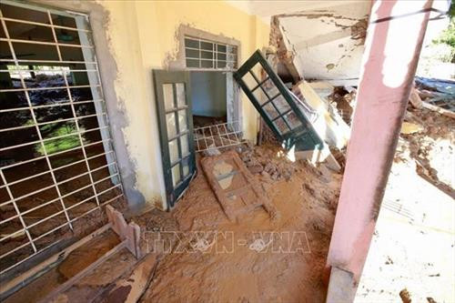 Các phòng học và phòng chức năng của tiểu học Trung Sơn ngập sâu trong bùn đất. Ảnh: Quang Quyết, Trọng Đạt – TTXVN Các phòng học và phòng chức năng của tiểu học Trung Sơn ngập sâu trong bùn đất. Ảnh: Quang Quyết, Trọng Đạt – TTXVN