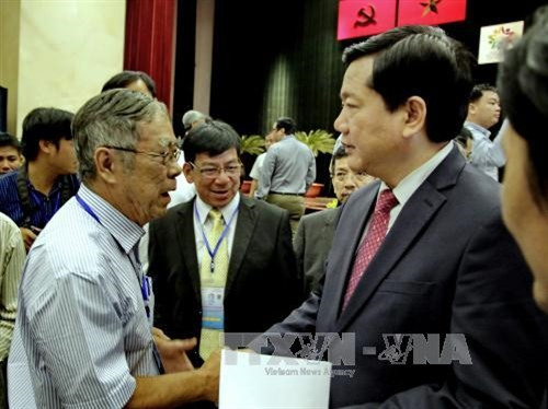 Đồng chí Đinh La Thăng, Ủy viên Bộ Chính trị, Bí thư Thành ủy Thành phố Hồ Chí Minh gặp gỡ các đại biểu kiều bào tại hội nghị