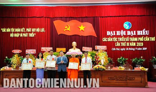 Trao tặng Bằng khen của Bộ trưởng - Chủ nhiệm Ủy ban Dân tộc cho các tập thể có nhiều đóng góp tích cực cho công tác dân tộc