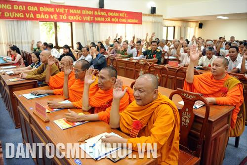 Các đại biểu thông qua quyết tâm thư tại Đại hội