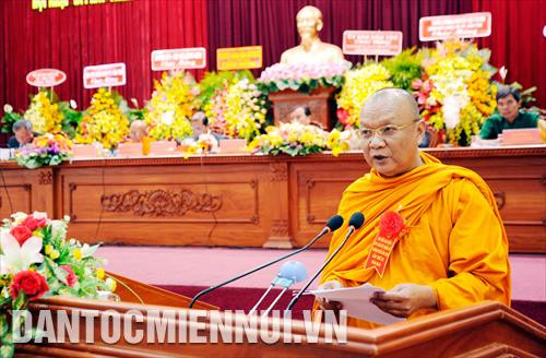 Thượng tọa Lý Hùng, đại biểu dân tộc Khmer trình bày tham luận tại đại hội