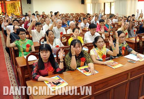 Các đại biểu thông qua quyết tâm thư tại Đại hội