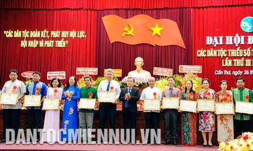 Trao tặng bằng khen của UBND thành phố Cần Thơ cho các cá nhân có nhiều đóng góp tích cực cho công tác dân tộc