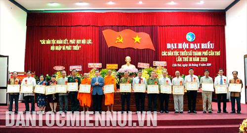 Đồng chí Lê Sơn Hải, Thứ trưởng, Phó Chủ nhiệm Ủy ban dân tộc trao bằng khen cho các cá nhân có thành tích xuất sắc trong công tác dân tộc