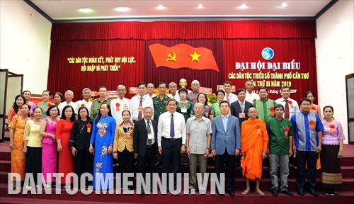 Đoàn đại biểu dân tộc thiểu số huyện Cờ Đỏ chụp ảnh lưu niệm cùng lãnh đạo Ủy ban Dân tộc và thành phố Cần Thơ