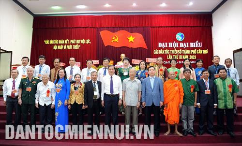 Đoàn đại biểu dân tộc thiểu số quận Ninh Kiều chụp ảnh lưu niệm cùng với lãnh đạo Ủy ban Dân tộc và thành phố Cần Thơ