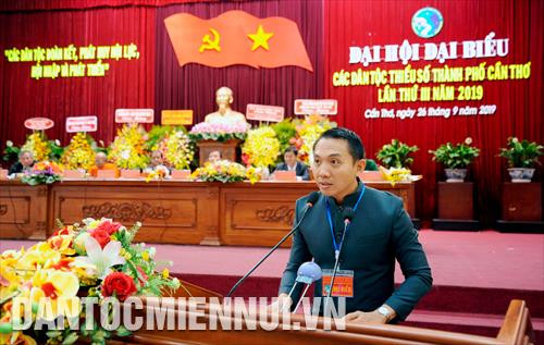 Ông Trần Lợi Minh, đại biểu dân tộc Hoa trình bày tham luận tại đại hội