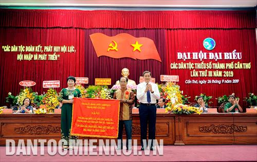 Đại diện lãnh đạo thành phố Cần Thơ tặng bức trướng chúc đại hội thành công tốt đẹp