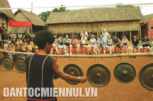 Âm thanh cồng chiêng giữa đại ngàn Tây Nguyên đã trở thành điểm nhấn khó quên trong những chuyến du lịch của du khách nước ngoài.