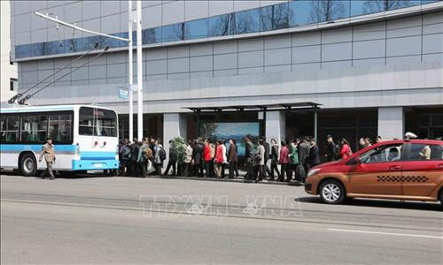 Thủ đô Bình Nhưỡng ngày nay mang một dáng vẻ hiện đại. Ảnh: Phương Hoa – TTXVN Những ngôi nhà cao tầng được sơn nhiều màu sắc mang dáng vẻ hiện đại cho Thủ đô Bình Nhưỡng. Ảnh: Phương Hoa- TTXVN Toàn cảnh thành phố Bình Nhưỡng nhìn từ trên cao. Ảnh: Phương Hoa – TTXVN Tiết mục hòa nhạc của Dàn nhạc Công Huân quốc gia Triều Tiên. Ảnh: Phương Hoa – TTXVN Đúng dịp sinh nhật của Chủ tịch Kim Nhật Thành, Triển lãm hoa được tổ chức tại Thủ đô Bình Nhưỡng. Ảnh: Phương Hoa – TTXVN Một gia đình Triều Tiên tham quan Triển lãm hoa Kim Nhật Thành. Ảnh: Phương Hoa – TTXVN Phụ nữ Triều Tiên mặc trang phục truyền thống vào xem Triển lãm hoa Kim Nhật Thành. Ảnh: Phương Hoa – TTXVN Người dân Triều Tiên xếp hàng vào xem Triển lãm hoa Kim Nhật Thành. Ảnh: Phương Hoa – TTXVN Một ngôi nhà truyền thống bên cạnh những công trình hiện đại. Ảnh: Phương Hoa – TTXVN Người dân và thiếu niên Triều Tiên đến vui chơi ở công viên. Ảnh: Phương Hoa – TTXVN Ngày cuối tuần, người dân Triều Tiên đến vui chơi ở các công viên nổi tiếng. Ảnh: Phương Hoa – TTXVN Một gian hàng dược phẩm ở Bình Nhưỡng. Ảnh: Phương Hoa – TTXVN Học sinh học môn thể thao yêu thích ở trường học. Ảnh: Phương Hoa – TTXVN Lớp học âm nhạc của học sinh Triều Tiên. Ảnh: Phương Hoa – TTXVN Lớp dạy lập trình tại Cung Học sinh Thiếu niên Vạn Cảnh Đài. Ảnh: Phương Hoa – TTXVN Triều Tiên rất chú trọng đến việc phát triển toàn diện con người, học sinh được tham gia các lớp học nghệ thuật. Ảnh: Phương Hoa- TTXVN Học sinh Triều Tiên học viết thư pháp. Ảnh: Phương Hoa – TTXVN Một cặp vợ chồng sắp cưới chụp ảnh trước Bảo tàng Chiến thắng Chiến tranh Giải phóng Tổ quốc. Ảnh: Phương Hoa – TTXVN Người dân xếp hàng trật tự lên phương tiện giao thông công cộng. Ảnh: Phương Hoa- TTXVN Cung Thái Dương Kumsusan-nơi an nghỉ của Chủ tịch Kim Nhật Thành và Kim Jong - Il. Ảnh: Phương Hoa – TTXVN Nhà ga trung tâm ở Thủ đô Bình Nhưỡng. Ảnh: Phương Hoa – TTXVN Tòa nhà Quốc hội ở Thủ đô Bình Nhưỡng. Ảnh: Phương Hoa – TTXVN Ngoài phương tiện giao thông công cộng, người dân Bình Nhưỡng thường xuyên sử dụng xe đạp. Ảnh: Phương Hoa – TTXVN Hoa nở trên đường phố cùng với những ngôi nhà cao tầng mang nhiều màu sắc rực rỡ. Ảnh: Phương Hoa – TTXVN Tượng "Vạn Lý Mã" - bức tượng nổi tiếng ở Bình Nhưỡng. Ảnh: Phương Hoa – TTXVN Những dãy phố với công trình kiến trúc hiện đại được xây dựng ở Bình Nhưỡng. Ảnh: Phương Hoa – TTXVN Nhiều chung cư cao tầng được xây dựng phục vụ chỗ ở cho người dân ở Thủ đô Bình Nhưỡng. Ảnh: Phương Hoa – TTXVN Khải Hoàn Môn - một công trình nổi tiếng ở Bình Nhưỡng. Ảnh: Phương Hoa – TTXVN Tháp Chủ thể cao 170 m là Tượng đài về học thuyết tự lực tự cường ở Triều Tiên. Ảnh: Phương Hoa – TTXVN Một công trình kiến trúc truyền thống của Triều Tiên tại Thủ đô Bình Nhưỡng. Ảnh: Phương Hoa – TTXVN Quảng trường Kim Nhật Thành, nơi tổ chức các sự kiện lớn của Triều Tiên. Ảnh: Phương Hoa – TTXVN Pin năng lượng mặt trời được sử dụng ở nhiều nơi tại Thủ đô Bình Nhưỡng. Ảnh: Phương Hoa – TTXVN Ô tô điện là phương tiện giao thông công cộng phổ biển ở Bình Nhưỡng. Ảnh: Phương Hoa – TTXVN Nhà ga Bình Nhưỡng nhìn từ trên cao. Ảnh: Phương Hoa – TTXVN Tòa nhà Ryugyong cao 330m ở Thủ đô Bình Nhưỡng. Ảnh: Phương Hoa – TTXVN Một công trình lịch sử ở Thủ đô Bình Nhưỡng. Ảnh: Phương Hoa – TTXVN Học sinh mầm non được cô giáo dẫn đi dã ngoại. Ảnh: Phương Hoa – TTXVN Thủ đô Bình Nhưỡng nhìn từ trên cao. Ảnh: Phương Hoa – TTXVN Khu Chang Jong, nơi tập trung nhiều nhà cao tầng. Ảnh: Phương Hoa – TTXVN Thủ đô Bình Nhưỡng ngày nay mang một dáng vẻ hiện đại. Ảnh: Phương Hoa – TTXVN Những ngôi nhà cao tầng được sơn nhiều màu sắc mang dáng vẻ hiện đại cho Thủ đô Bình Nhưỡng. Ảnh: Phương Hoa- TTXVN Toàn cảnh thành phố Bình Nhưỡng nhìn từ trên cao. Ảnh: Phương Hoa – TTXVN Tiết mục hòa nhạc của Dàn nhạc Công Huân quốc gia Triều Tiên. Ảnh: Phương Hoa – TTXVN Đúng dịp sinh nhật của Chủ tịch Kim Nhật Thành, Triển lãm hoa được tổ chức tại Thủ đô Bình Nhưỡng. Ảnh: Phương Hoa – TTXVN Một gia đình Triều Tiên tham quan Triển lãm hoa Kim Nhật Thành. Ảnh: Phương Hoa – TTXVN Phụ nữ Triều Tiên mặc trang phục truyền thống vào xem Triển lãm hoa Kim Nhật Thành. Ảnh: Phương Hoa – TTXVN Người dân Triều Tiên xếp hàng vào xem Triển lãm hoa Kim Nhật Thành. Ảnh: Phương Hoa – TTXVN Một ngôi nhà truyền thống bên cạnh những công trình hiện đại. Ảnh: Phương Hoa – TTXVN Người dân và thiếu niên Triều Tiên đến vui chơi ở công viên. Ảnh: Phương Hoa – TTXVN Ngày cuối tuần, người dân Triều Tiên đến vui chơi ở các công viên nổi tiếng. Ảnh: Phương Hoa – TTXVN Một gian hàng dược phẩm ở Bình Nhưỡng. Ảnh: Phương Hoa – TTXVN Học sinh học môn thể thao yêu thích ở trường học. Ảnh: Phương Hoa – TTXVN Lớp học âm nhạc của học sinh Triều Tiên. Ảnh: Phương Hoa – TTXVN Lớp dạy lập trình tại Cung Học sinh Thiếu niên Vạn Cảnh Đài. Ảnh: Phương Hoa – TTXVN Triều Tiên rất chú trọng đến việc phát triển toàn diện con người, học sinh được tham gia các lớp học nghệ thuật. Ảnh: Phương Hoa- TTXVN Học sinh Triều Tiên học viết thư pháp. Ảnh: Phương Hoa – TTXVN Một cặp vợ chồng sắp cưới chụp ảnh trước Bảo tàng Chiến thắng Chiến tranh Giải phóng Tổ quốc. Ảnh: Phương Hoa – TTXVN Người dân xếp hàng trật tự lên phương tiện giao thông công cộng. Ảnh: Phương Hoa- TTXVN Cung Thái Dương Kumsusan-nơi an nghỉ của Chủ tịch Kim Nhật Thành và Kim Jong - Il. Ảnh: Phương Hoa – TTXVN Nhà ga trung tâm ở Thủ đô Bình Nhưỡng. Ảnh: Phương Hoa – TTXVN Tòa nhà Quốc hội ở Thủ đô Bình Nhưỡng. Ảnh: Phương Hoa – TTXVN Ngoài phương tiện giao thông công cộng, người dân Bình Nhưỡng thường xuyên sử dụng xe đạp. Ảnh: Phương Hoa – TTXVN Hoa nở trên đường phố cùng với những ngôi nhà cao tầng mang nhiều màu sắc rực rỡ. Ảnh: Phương Hoa – TTXVN Tượng "Vạn Lý Mã" - bức tượng nổi tiếng ở Bình Nhưỡng. Ảnh: Phương Hoa – TTXVN Những dãy phố với công trình kiến trúc hiện đại được xây dựng ở Bình Nhưỡng. Ảnh: Phương Hoa – TTXVN Nhiều chung cư cao tầng được xây dựng phục vụ chỗ ở cho người dân ở Thủ đô Bình Nhưỡng. Ảnh: Phương Hoa – TTXVN Khải Hoàn Môn - một công trình nổi tiếng ở Bình Nhưỡng. Ảnh: Phương Hoa – TTXVN Tháp Chủ thể cao 170 m là Tượng đài về học thuyết tự lực tự cường ở Triều Tiên. Ảnh: Phương Hoa – TTXVN Một công trình kiến trúc truyền thống của Triều Tiên tại Thủ đô Bình Nhưỡng. Ảnh: Phương Hoa – TTXVN Quảng trường Kim Nhật Thành, nơi tổ chức các sự kiện lớn của Triều Tiên. Ảnh: Phương Hoa – TTXVN Pin năng lượng mặt trời được sử dụng ở nhiều nơi tại Thủ đô Bình Nhưỡng. Ảnh: Phương Hoa – TTXVN Ô tô điện là phương tiện giao thông công cộng phổ biển ở Bình Nhưỡng. Ảnh: Phương Hoa – TTXVN Nhà ga Bình Nhưỡng nhìn từ trên cao. Ảnh: Phương Hoa – TTXVN Tòa nhà Ryugyong cao 330m ở Thủ đô Bình Nhưỡng. Ảnh: Phương Hoa – TTXVN Một công trình lịch sử ở Thủ đô Bình Nhưỡng. Ảnh: Phương Hoa – TTXVN Học sinh mầm non được cô giáo dẫn đi dã ngoại. Ảnh: Phương Hoa – TTXVN Thủ đô Bình Nhưỡng nhìn từ trên cao. Ảnh: Phương Hoa – TTXVN Khu Chang Jong, nơi tập trung nhiều nhà cao tầng. Ảnh: Phương Hoa – TTXVN