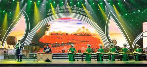 Chương trình biểu diễn nghệ thuật tại lễ khai mạc. Ảnh: Trung Nguyên - TTXVN