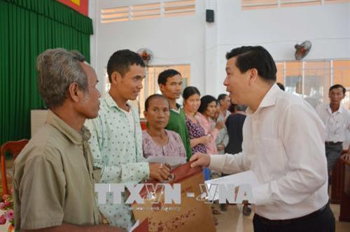 Tặng quà Tết cho hộ dân tộc thiểu số nghèo, gia đình chính sách. Ảnh: Hoài Thu – TTXVN. Tặng quà Tết cho hộ dân tộc thiểu số nghèo, gia đình chính sách. Ảnh: Hoài Thu – TTXVN.