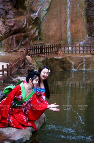 Thiếu nữ vui đùa dưới dòng thác Cam Ly bên trong Đường hầm đất sét.