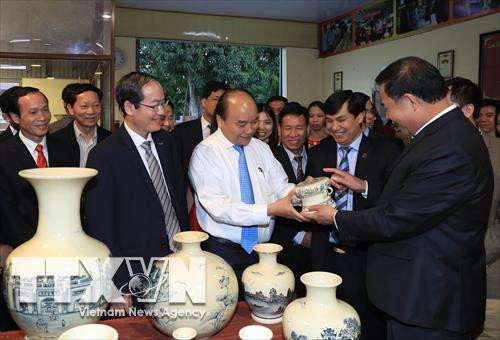 Thủ tướng Nguyễn Xuân Phúc đến thăm Công ty cổ phần gốm Chu Đậu. Ảnh: Thống Nhất –TTXVN Thủ tướng Nguyễn Xuân Phúc đến thăm Công ty cổ phần gốm Chu Đậu. Ảnh: Thống Nhất –TTXVN