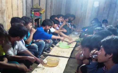 Các thành viên trong dòng họ Sùng, dân tộc Mông tại xã Quý Quân (Hà Quảng) học hát trong lễ Tủ su. Các thành viên trong dòng họ Sùng, dân tộc Mông tại xã Quý Quân (Hà Quảng) học hát trong lễ Tủ su.