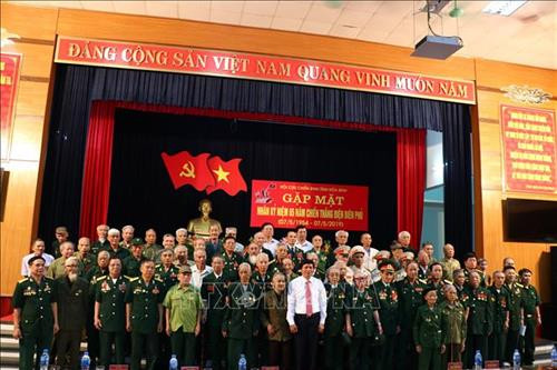 Lãnh đạo tỉnh Hòa Bình chụp ảnh lưu niệm với cựu chiến binh Điện Biên Phủ. Ảnh: Nhan Sinh- TTXVN Lãnh đạo tỉnh Hòa Bình chụp ảnh lưu niệm với cựu chiến binh Điện Biên Phủ. Ảnh: Nhan Sinh- TTXVN