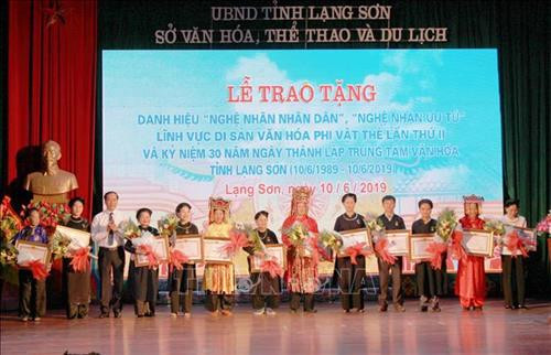 Lãnh đạo UBND tỉnh Lạng Sơn trao tặng danh hiệu Nghệ nhân ưu tú cho các nghệ nhân. Ảnh: Quang Duy - TTXVN Lãnh đạo UBND tỉnh Lạng Sơn trao tặng danh hiệu Nghệ nhân ưu tú cho các nghệ nhân. Ảnh: Quang Duy - TTXVN