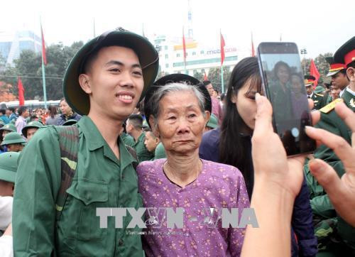 Tân binh Thành phố Vinh (Nghệ An) chia tay người thân trước khi lên đường nhập ngũ. Ảnh: Tá Chuyên - TTXVN