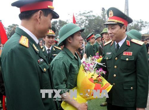 Lãnh đạo Quân khu IV động viên các tân binh Thành phố Vinh (Nghệ An) trước khi lên đường nhập ngũ. Ảnh: Tá Chuyên - TTXVN