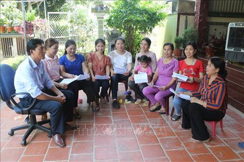 Câu lạc bộ dân ca ví, giặm Hồng Sơn, xã Kim Liên, huyện Nam Đàn có 50 thành viên, sinh hoạt đều đặn 1 tháng/lần. Ảnh: Bích Huệ - TTXVN Câu lạc bộ dân ca ví, giặm Hồng Sơn, xã Kim Liên, huyện Nam Đàn có 50 thành viên, sinh hoạt đều đặn 1 tháng/lần. Ảnh: Bích Huệ - TTXVN