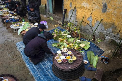 Thầy mo chuẩn bị lễ Các gia đình mang lễ đến Vào vị trí theo sắp xếp của người phụ lễ Đồng loạt mở lễ Thầy mo và phụ lễ cúng đầu tiên Các gia đình lần lượt cúng Các gia đình thay nhau mời rượu Phụ nữ và trẻ em ăn uống trong nhà