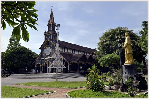 Nhà thờ gỗ Kon Tum.