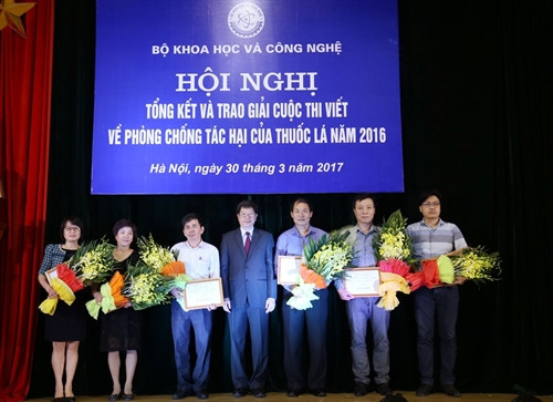 Thứ trưởng Trần Quốc Khánh (đứng giữa) trao giải tập thể cho các đơn vị. Ảnh: Bộ KH&CN Thứ trưởng Trần Quốc Khánh (đứng giữa) trao giải tập thể cho các đơn vị. Ảnh: Bộ KH&CN
