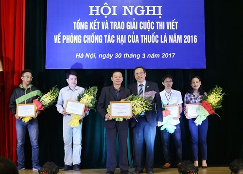 Ông Đặng Quang Huấn trao giải thưởng cho các cá nhân. Ảnh: Bộ KH&CN Ông Đặng Quang Huấn trao giải thưởng cho các cá nhân. Ảnh: Bộ KH&CN