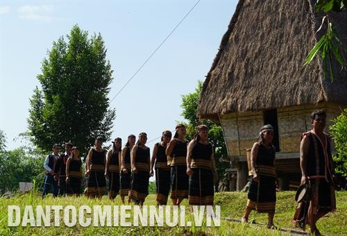 Mọi người cùng xếp hàng dọc để ra bến nước. Ảnh: Hoàng Tâm