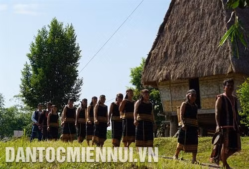 Mọi người cùng xếp hàng dọc để ra bến nước. Ảnh: Hoàng Tâm