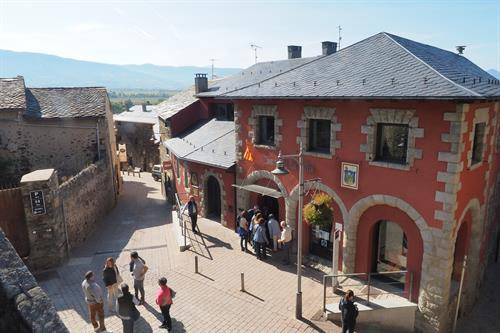 Du khách thăm quan thành phố Llivia, Tây Ban Nha . AFP/TTXVN