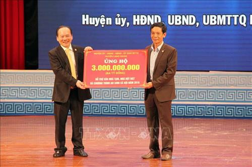 Các doanh nghiệp, địa phương trao tiền ủng hộ ''Quỹ Vì người nghèo'' năm 2018 tại tỉnh Bắc Giang. Ảnh: Đồng Thúy – TTXVN Các doanh nghiệp, địa phương trao tiền ủng hộ ''Quỹ Vì người nghèo'' năm 2018 tại tỉnh Bắc Giang. Ảnh: Đồng Thúy – TTXVN