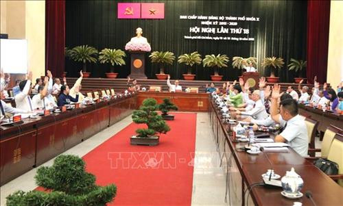 Các đại biểu thông qua Nghị quyết Hội nghị lần thứ 18 Ban Chấp hành Đảng bộ Thành phố Hồ Chí Minh. Ảnh: Trần Xuân Tình - TTXVN Các đại biểu thông qua Nghị quyết Hội nghị lần thứ 18 Ban Chấp hành Đảng bộ Thành phố Hồ Chí Minh. Ảnh: Trần Xuân Tình - TTXVN