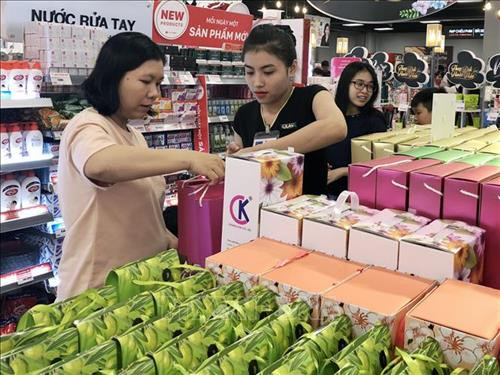 Các sản phẩm quà tặng 20/10 thu hút người tiêu dùng Thành phố Hồ Chí Minh. Ảnh: Mỹ Phương - TTXVN Các sản phẩm quà tặng 20/10 thu hút người tiêu dùng Thành phố Hồ Chí Minh. Ảnh: Mỹ Phương - TTXVN